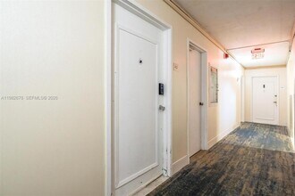 18071 Biscayne Blvd in Aventura, FL - Foto de edificio - Building Photo