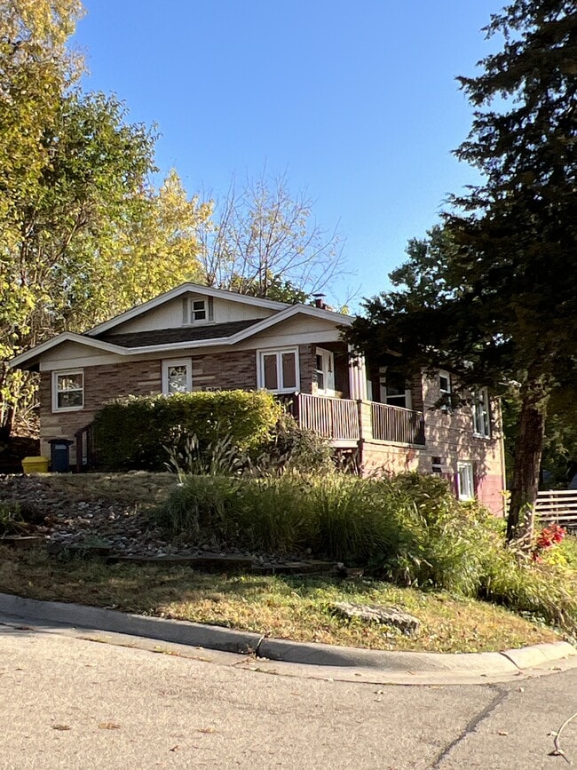 2740 Buena Vista St in Dubuque, IA - Building Photo - Building Photo