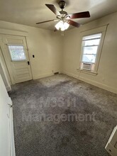 1727 S 13th St in Lincoln, NE - Foto de edificio - Building Photo