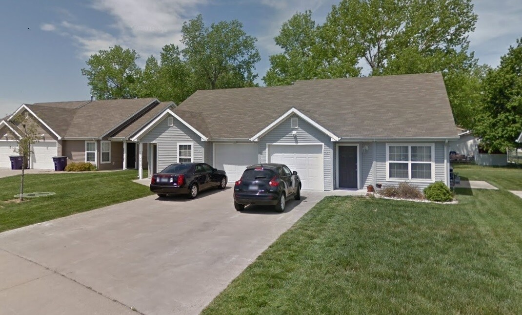 2413 Walden Ln in Manhattan, KS - Building Photo
