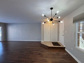 367 Sandhurst Cir in Glen Ellyn, IL - Building Photo - Building Photo