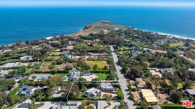 7038 Dume Dr in Malibu, CA - Building Photo - Building Photo