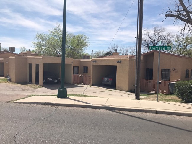 8100 Alameda Ave in El Paso, TX - Foto de edificio - Building Photo