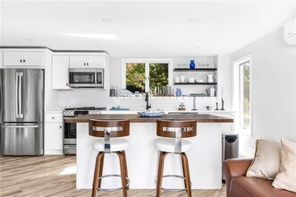 54 Westcote Close in South Kingstown, RI - Foto de edificio - Building Photo