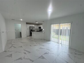 116 NW 10th St in Hallandale Beach, FL - Foto de edificio - Building Photo