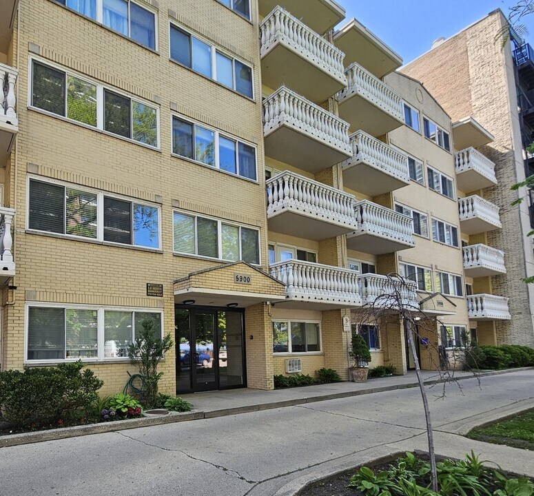 5906 N Sheridan Rd in Chicago, IL - Building Photo