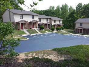 Wickford Court Apartments in Fayetteville, NC - Building Photo - Building Photo