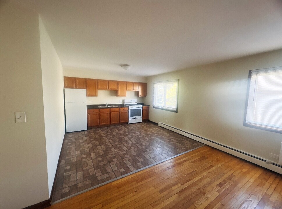 866 N Milwaukee Ave, Unit 1A in Libertyville, IL - Building Photo