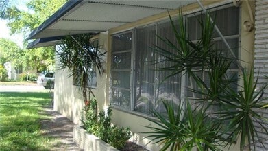 1201 S 19th Ave in Hollywood, FL - Building Photo - Building Photo