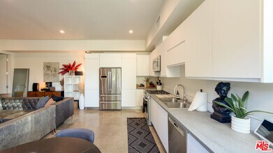 2496 S Centinela Ave in Los Angeles, CA - Foto de edificio - Building Photo