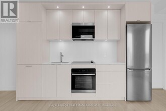 60 Central Park Roadway in Toronto, ON - Building Photo - Building Photo