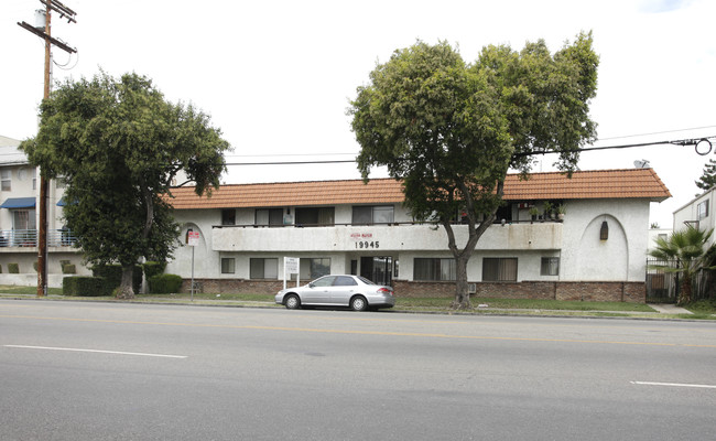 19945 Roscoe Blvd in Winnetka, CA - Foto de edificio - Building Photo