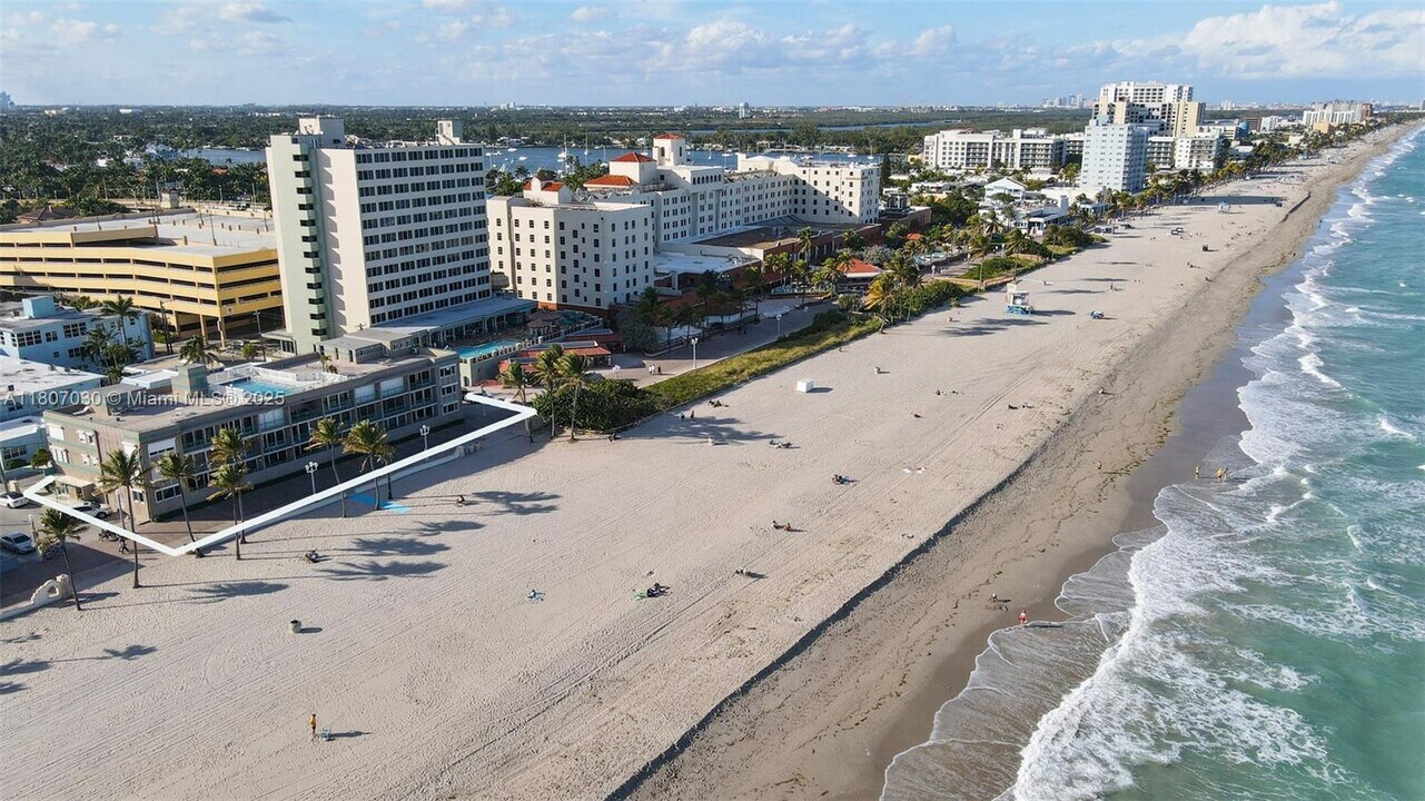 201 Van Buren St in Hollywood, FL - Foto de edificio