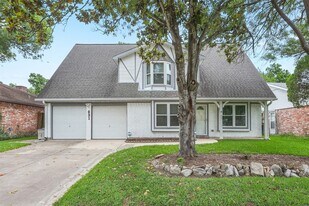831 Silverpines Rd in Houston, TX - Building Photo