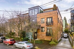 2222 NW Hoyt St in Portland, OR - Building Photo
