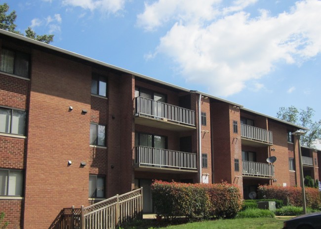 Rolling Hills Apartments in Alexandria, VA - Foto de edificio - Building Photo