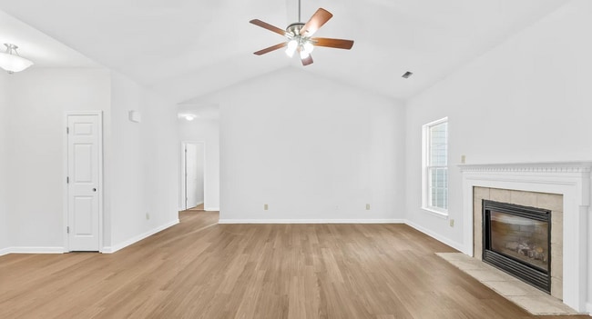 6200 Trevor Simpson Dr in Indian Trail, NC - Foto de edificio - Building Photo