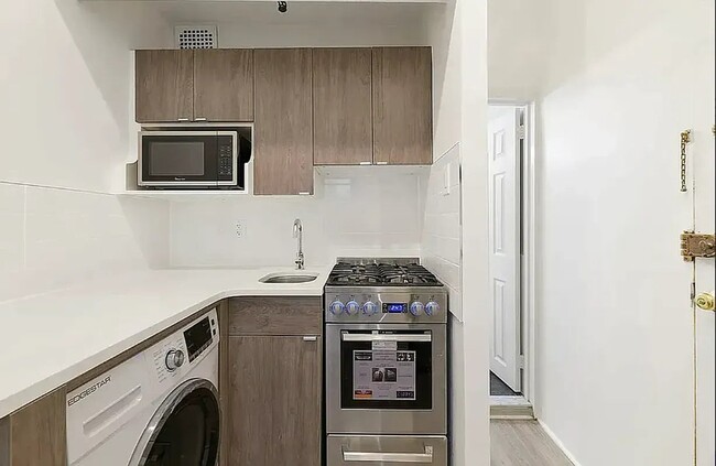 340 W 48th St in New York, NY - Foto de edificio - Building Photo