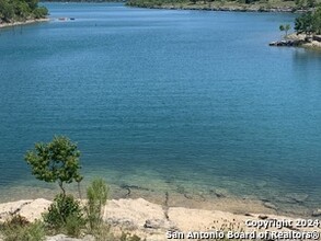 912 Irene Dr in Canyon Lake, TX - Foto de edificio - Building Photo