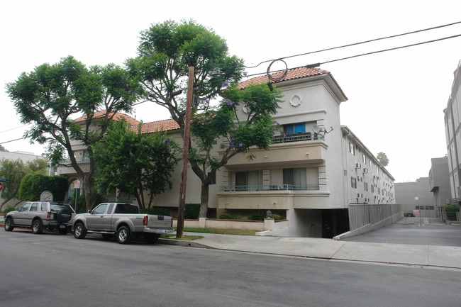 The Yarmouth Apartments in Tarzana, CA - Foto de edificio - Building Photo