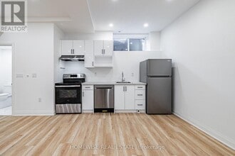 11 Craig Crescent in Toronto, ON - Building Photo - Building Photo