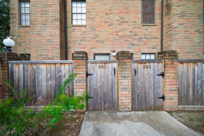 9850 Pagewood Ln in Houston, TX - Building Photo - Building Photo