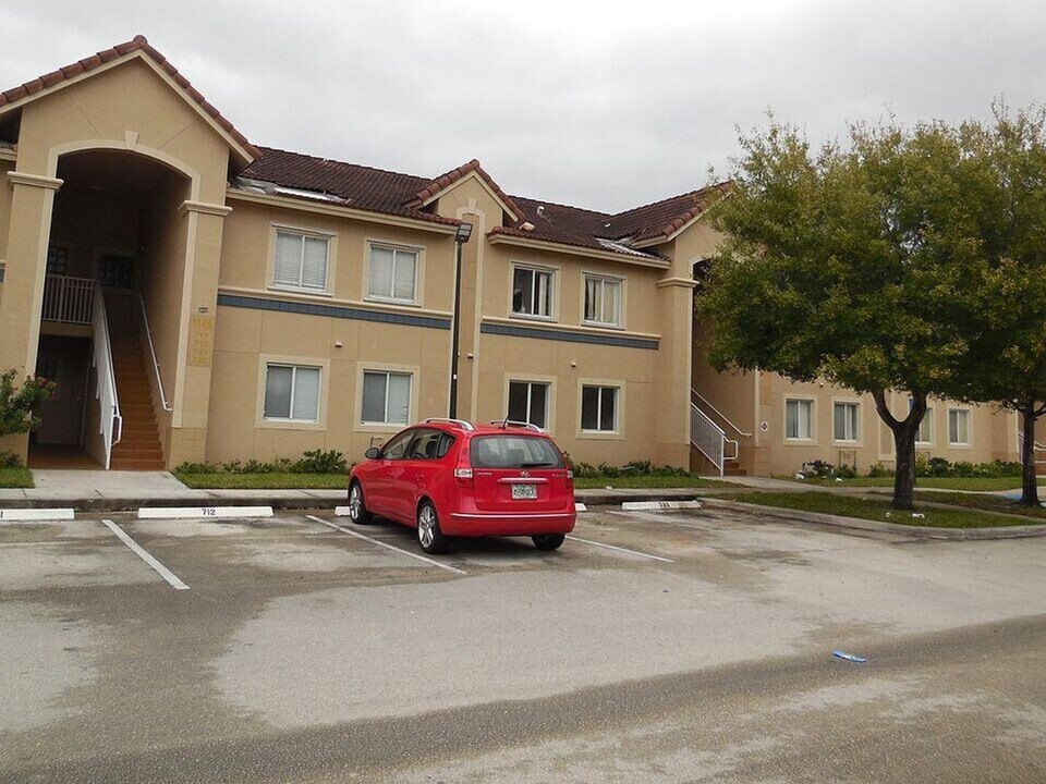1157 Golden Lakes Blvd in West Palm Beach, FL - Building Photo