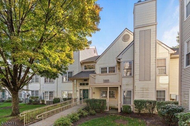 11 Evergreen Dr in Clifton, NJ - Building Photo - Building Photo