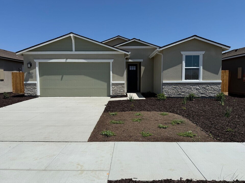 4012 W Delaware Ave in Visalia, CA - Building Photo