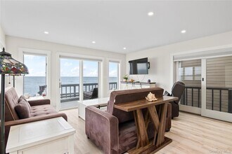 19 Pine Ln in Bayville, NY - Building Photo - Building Photo