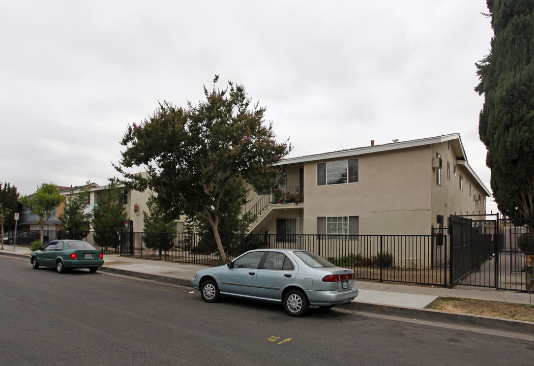 7505 Canby Ave in Reseda, CA - Building Photo