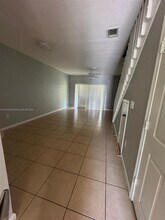 8811 S Isles Cir in Tamarac, FL - Building Photo - Building Photo