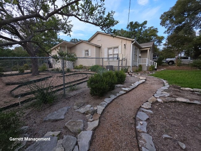 707 W 4th St in Lampasas, TX - Building Photo - Building Photo
