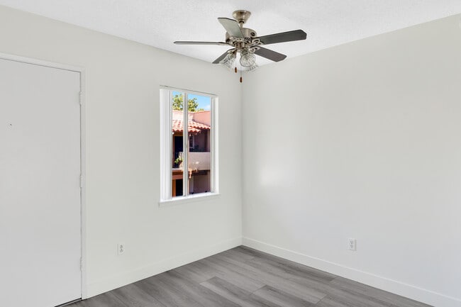 VIVA Apartment Homes in Anaheim, CA - Foto de edificio - Building Photo