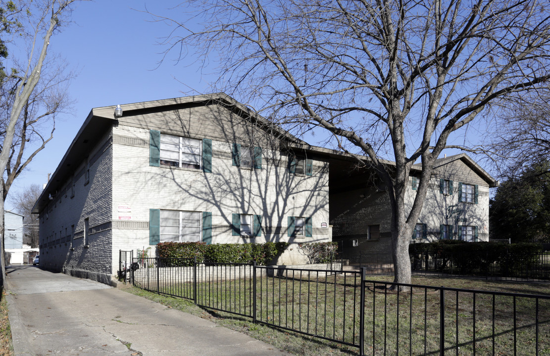 The Tara House Apartments in Dallas, TX - Building Photo