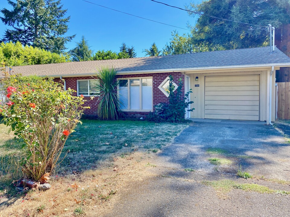 1584 Beebe Ln in Eugene, OR - Building Photo