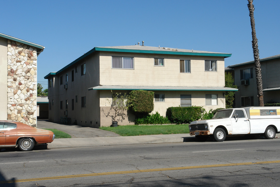 6857 Whitsett Ave in North Hollywood, CA - Building Photo