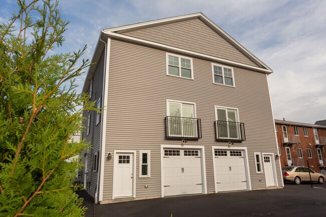 63 Bacon St, Unit 2 in Waltham, MA - Foto de edificio - Building Photo