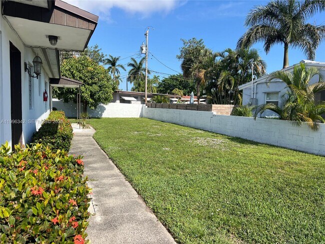 809 NE 2nd St in Hallandale Beach, FL - Foto de edificio - Building Photo