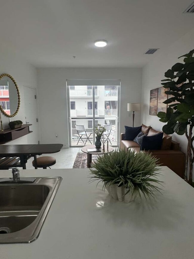 1042 W 66th St, Unit B1 in Hialeah, FL - Building Photo - Building Photo