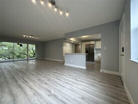 601 Ives Dairy Rd in Miami, FL - Building Photo