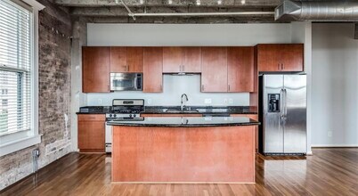 201 Main St in Houston, TX - Building Photo - Building Photo