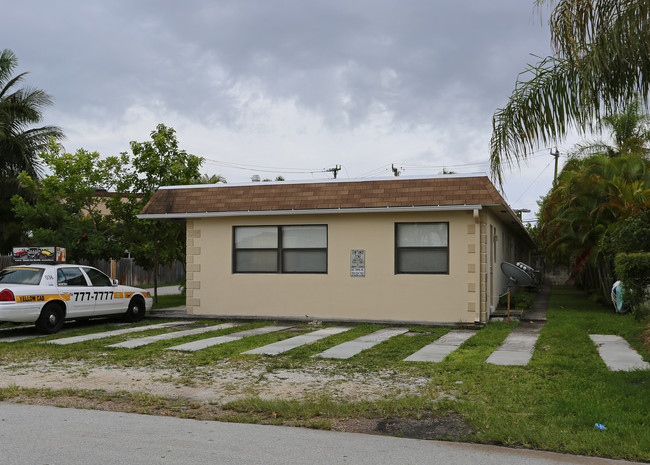 1324 Holly Heights Dr in Fort Lauderdale, FL - Foto de edificio - Building Photo