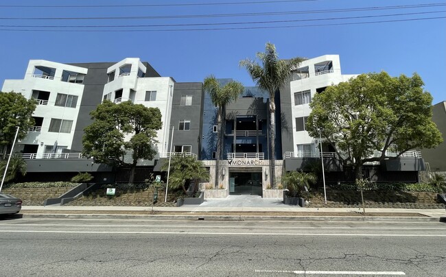 Monarch in Reseda, CA - Foto de edificio - Building Photo