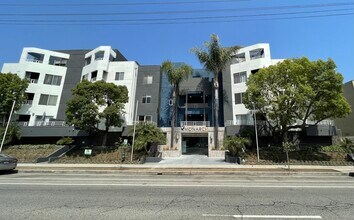Loft Style Apartments for Rent! in Reseda, CA - Foto de edificio - Building Photo