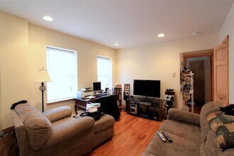 32 Ivaloo St, Unit 8 in Somerville, MA - Building Photo - Building Photo