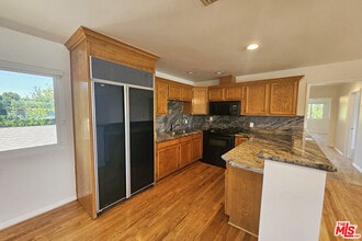 22040 Wyandotte St in Los Angeles, CA - Building Photo - Building Photo