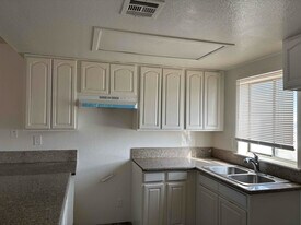 509 E Ave Q-1, Unit 4 in Palmdale, CA - Building Photo