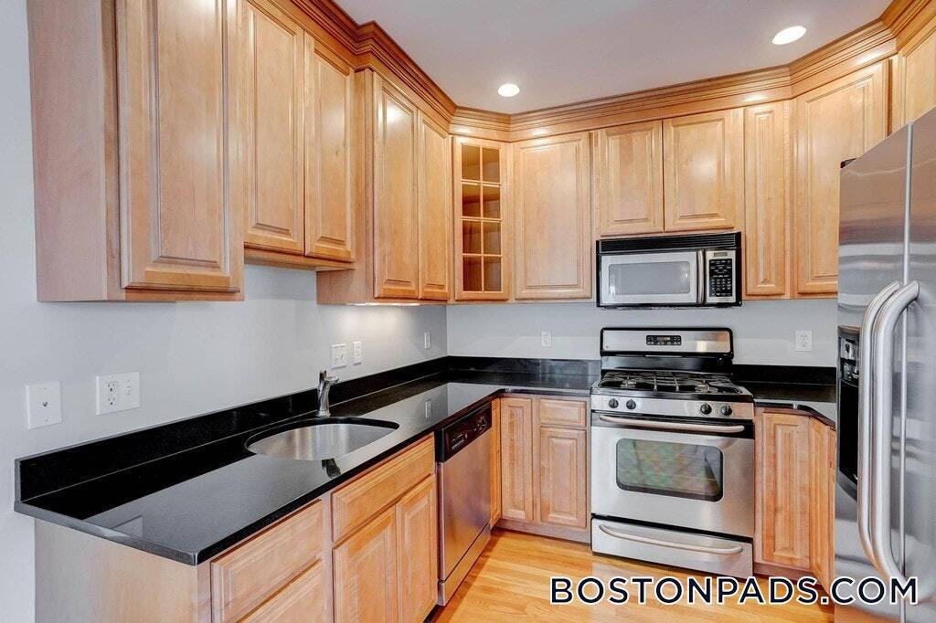 168 W 9th St in Boston, MA - Building Photo