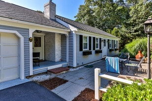 25 Embassy St in Yarmouth Port, MA - Building Photo